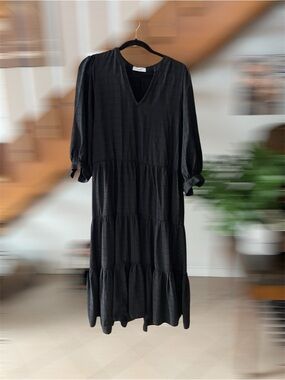 Black Tiered V-neck Baggy midi dress with balloon sleeves - Small